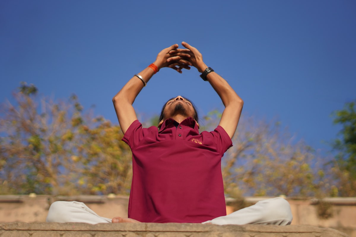 Homme actif pratiquant des habitudes saines